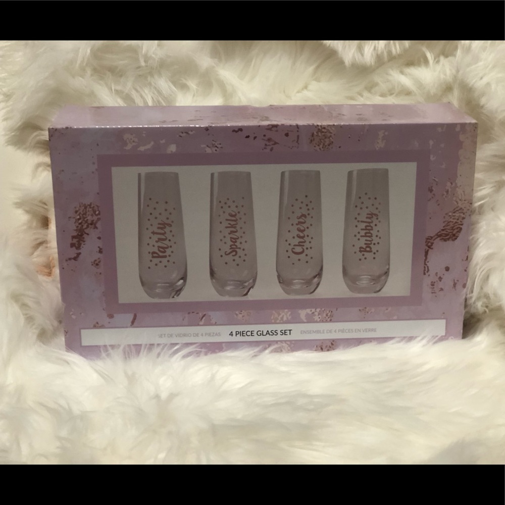 🛑SOLD🛑 4 piece Glass set for a gals sip day